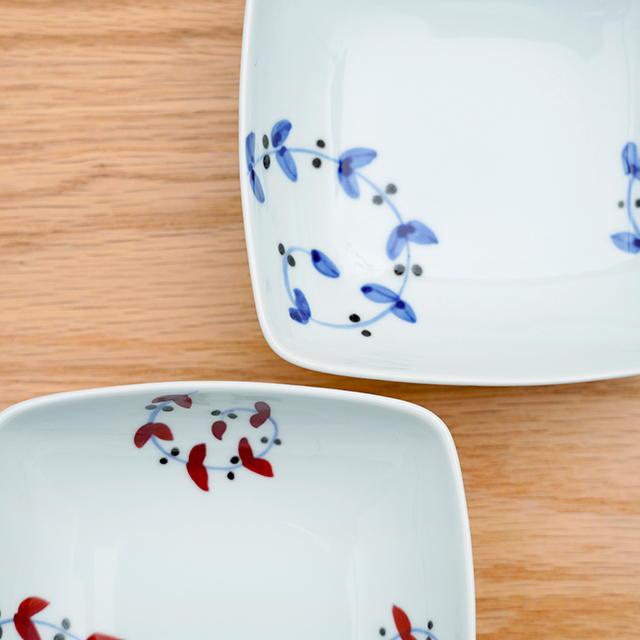 【和食器通販ショップ藍土な休日】　有田焼　皓洋窯　サビ唐草リーフ四角小鉢