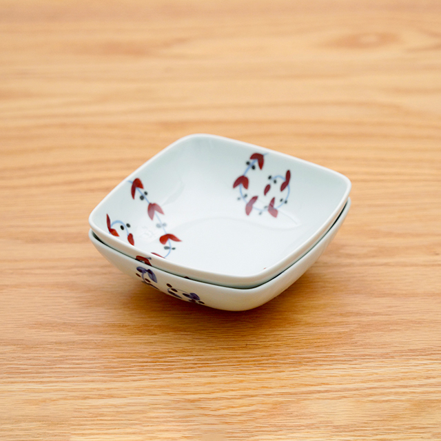 有田焼 皓洋窯 「サビ唐草リーフ 四角小鉢（青・赤）」 テーブル