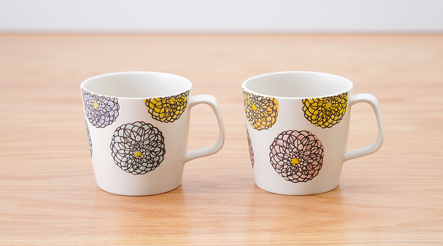 花・花マグカップ（2色）［菊祥陶器］│パステルカラーの花模様が特徴