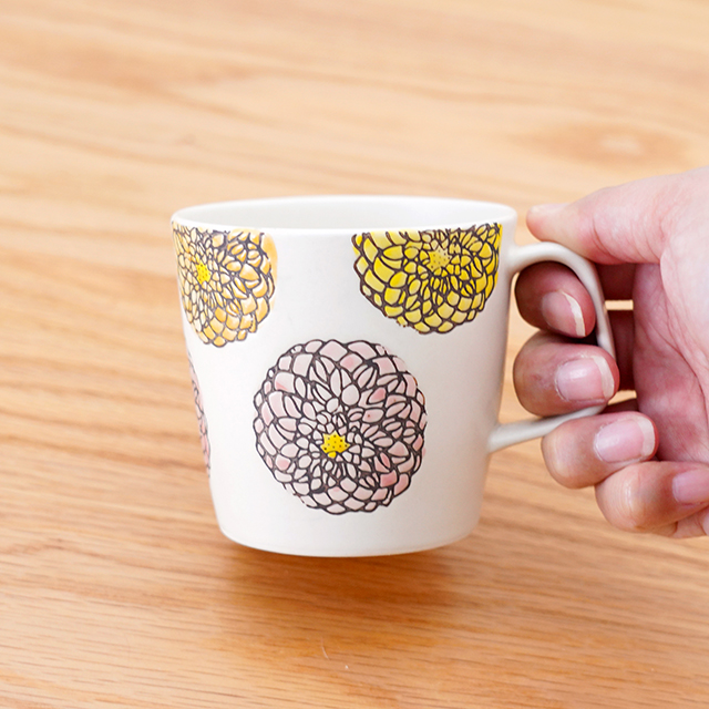花・花マグカップ（2色）［菊祥陶器］│パステルカラーの花模様が特徴